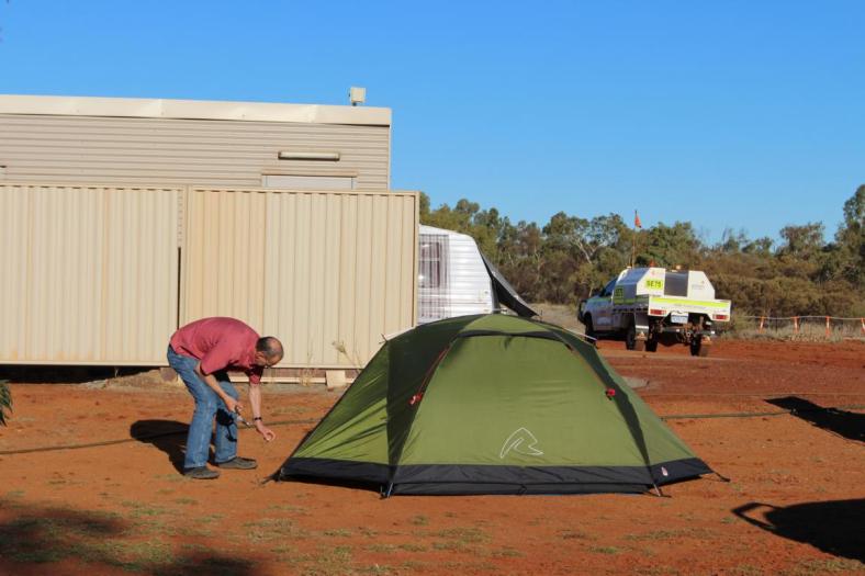 Thomas beim Zeltaufbau