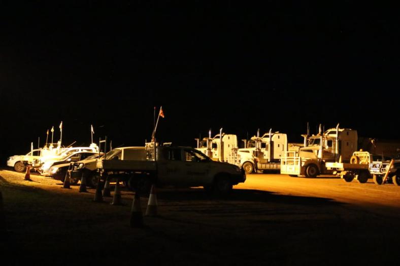 Fuhrpark der Minenarbeiter vor ihren Wohncontainern