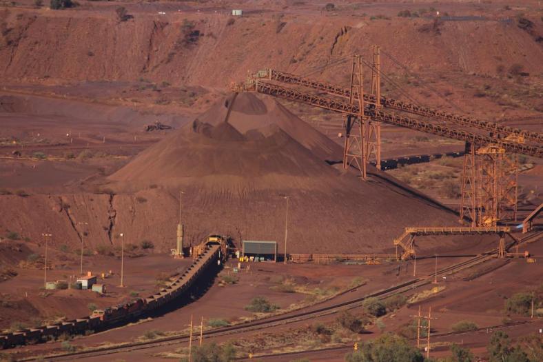 Die Wagons fahren in einen Tunnel und werden mit Eisenerz beladen