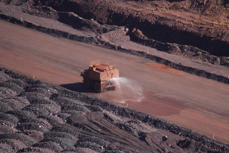 Damit es nicht so staubt, wird die Straße mit Wasser besprüht