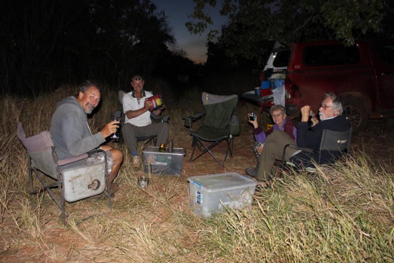Unser Wiedersehen mit Togo, Margret und Voytek von links wird gefeiert