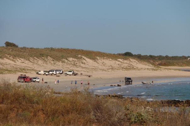 Die ersten Fischerboote kommen zurück an unseren Strand