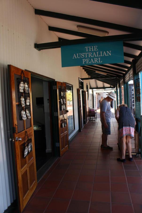 Perlengeschäfte säumen die Straßen in Broome