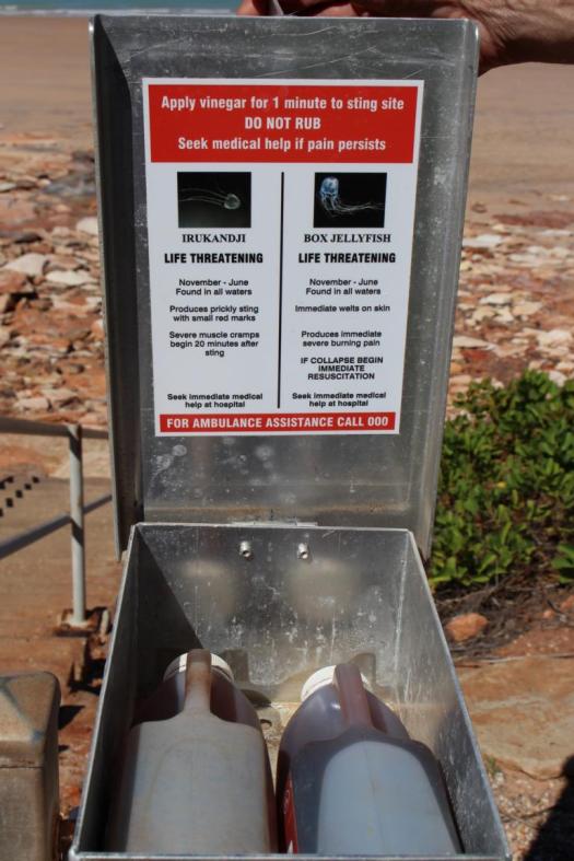 Sofort mit Essig die Haut abwaschen - Lebensgefahr -, Broome