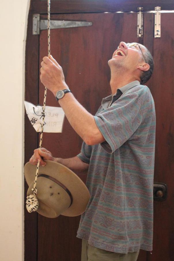 Na, na, na, da juckt es Thomas in den Fingern, Kirchenglocke Beagle Bay