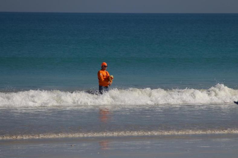 Für Sicherheit ist gesorgt beim Sonntagssport am Cable Beach