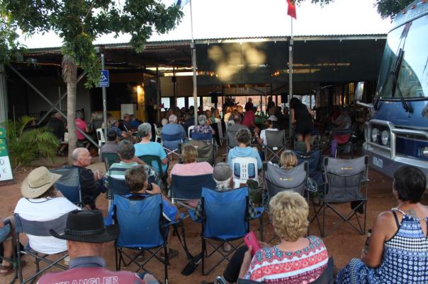 Es gibt Musik und Würstchen am Campingplatz, Broome