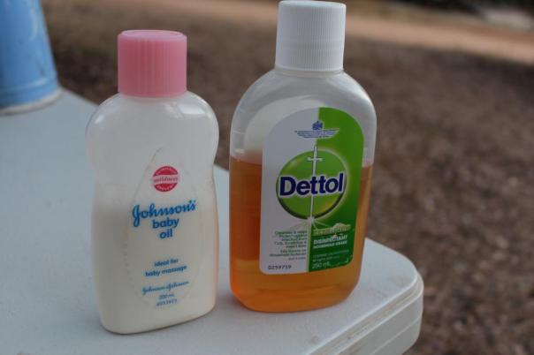 Dettol mit Babyöl links schon gemischt, wirkt Wunder gegen die Plagegeister