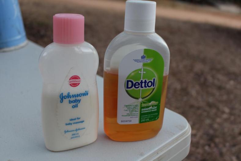 Dettol mit Babyöl links schon gemischt, wirkt Wunder gegen die Plagegeister