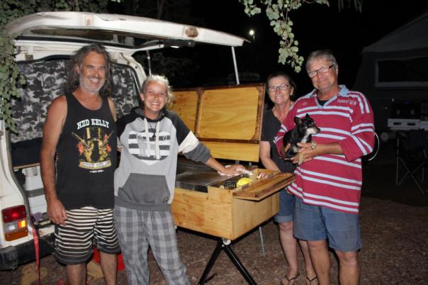 Nette Campingnachbarn, v.li. Andrew, Nony, Kathy, John mit Tara