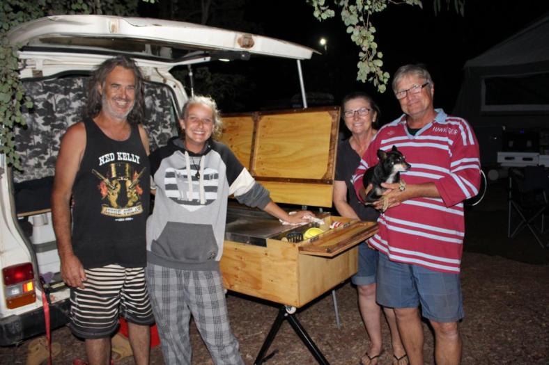 Nette Campingnachbarn, v.li. Andrew, Nony, Kathy, John mit Tara