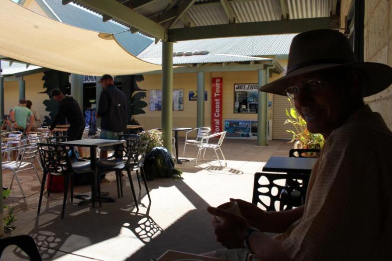 Ein Cappuchino muss sein, Coral Bay