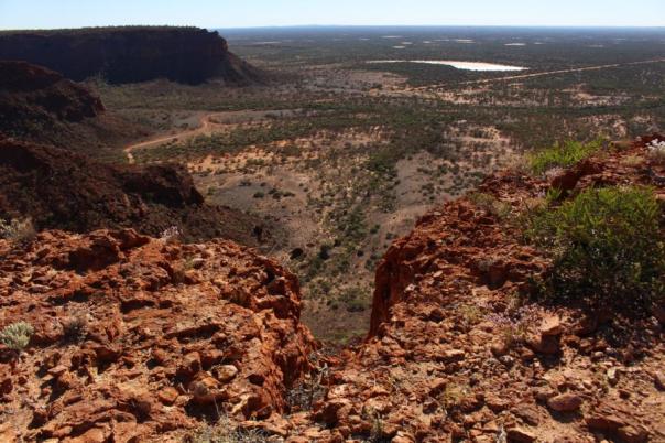 Blick vom Escarpment Trail auf den Campingplatz, Kennedy Range NP