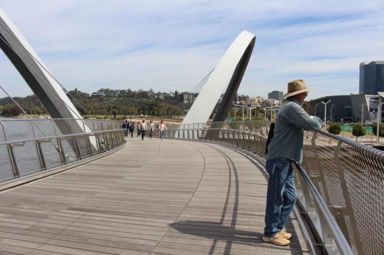 Die Brücke am Elizabeth Quay, im Hintergrund Kings Park