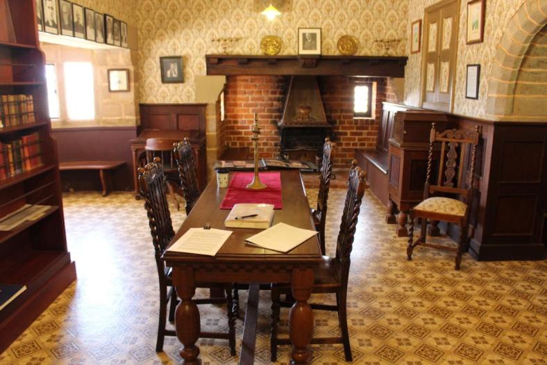 Die Möbel hat M. Hawes selbst gemacht, Priesthouse, Mullewa