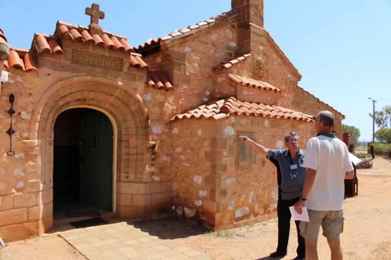 Robert, der örtliche Bestatter, macht eine Führung für uns