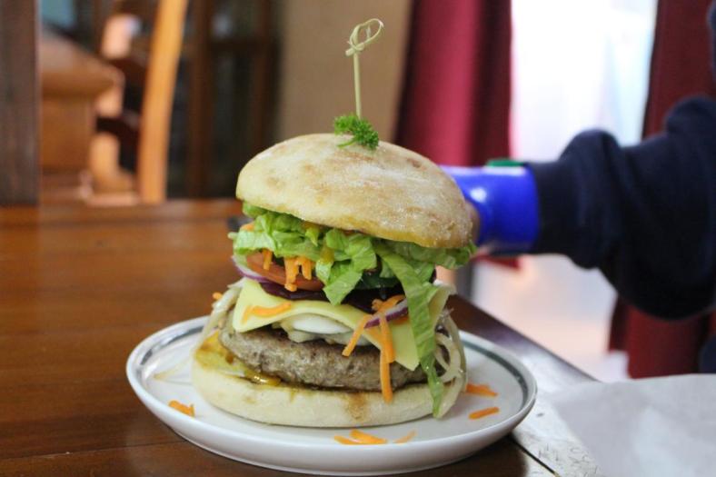 Leckerer Hamburger im Murchison Roadhouse
