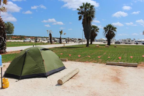 Die Wiese ist gesperrt und um 4 Uhr früh geht die Sprenkleranlage an ....