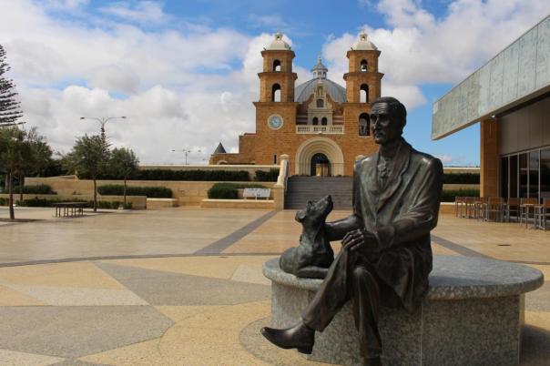 M. Hawes mit seinem Hund Dominie, St Francis Xavier Cathedral, Geraldton