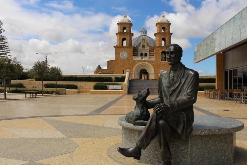 M. Hawes mit seinem Hund Dominie, St Francis Xavier Cathedral, Geraldton