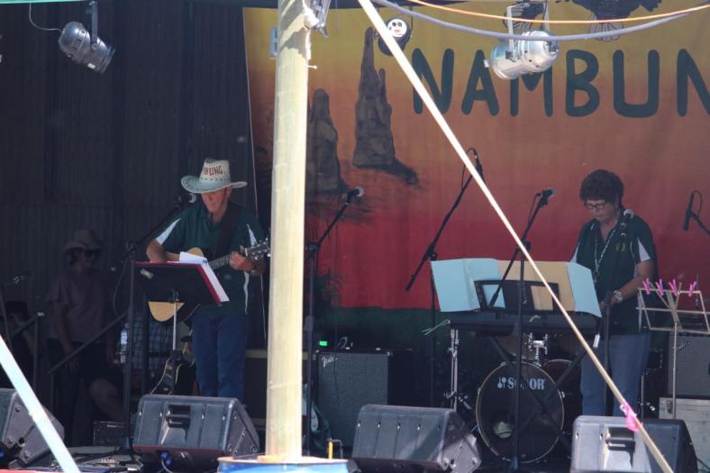 Gloria und Brian die Farmbesitzer sind auch musikalisch dabei