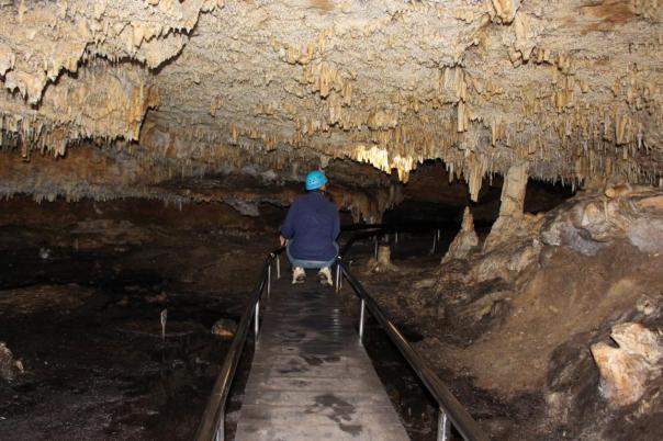 In der Hocke durch die Calgardup Cave
