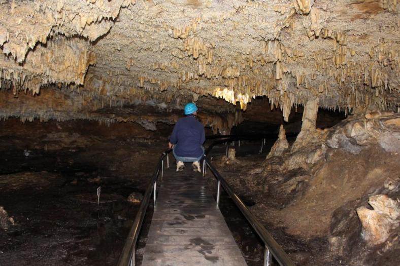 In der Hocke durch die Calgardup Cave