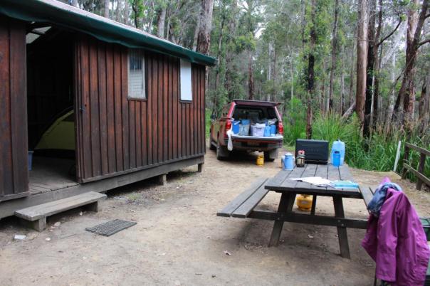 Eine Schutzhütte für jedermann. Wir sind froh, da es regnet.