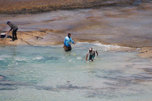 Suche nach von Wellen weggespülter Angelausrüstung, Eleven Mile Beach