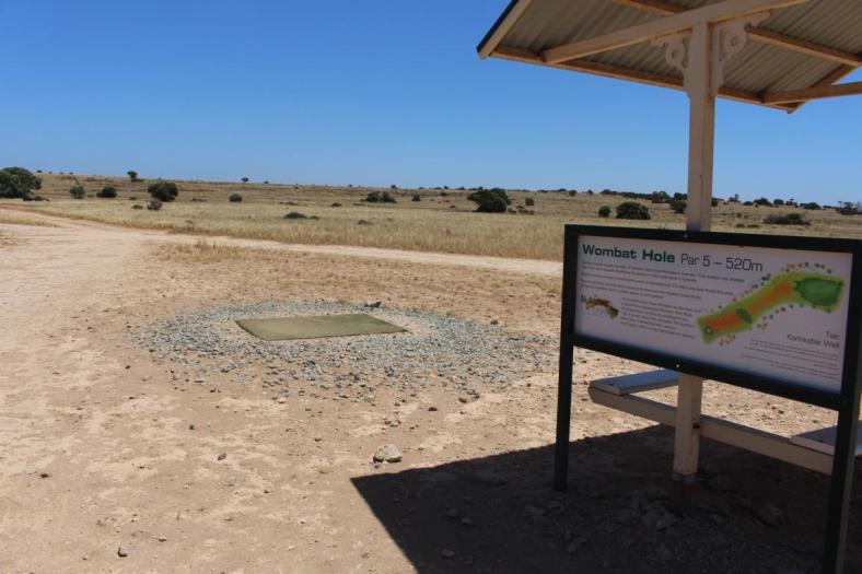 Na ja, wo soll der Ball hin fragen wir uns, Wombat Hole in Nundroo