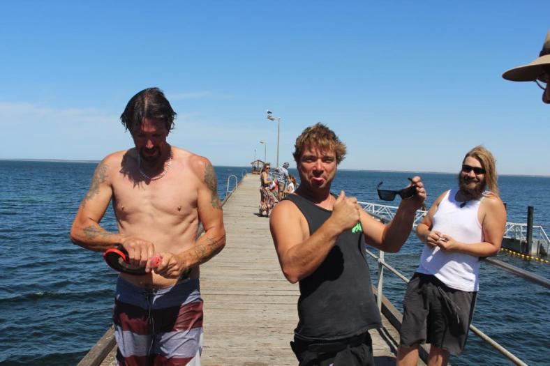 Graig hat seine Sonnenbrille wieder, Dank Thomas Schnorchel, der zum Einsatz kommt