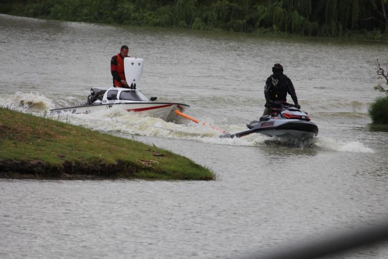 Motorschaden, Boot wird abgeschleppt