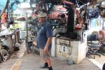 Frank Turton der "chockman", ist bekannt als Buschballadensänger, auf seinem skurrilen Boot, Robinvale
