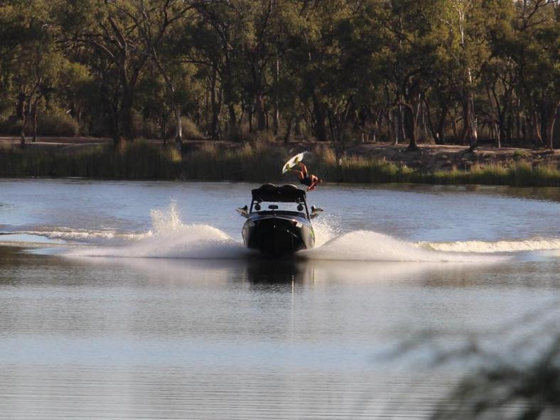 Dieser Mann schafft sogar einen Salto