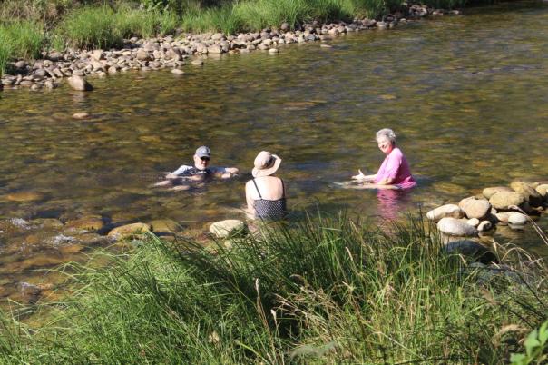 Das macht Spass, im Wasser sitzen und Ratschen, Geehi River, Kosciuszko NP