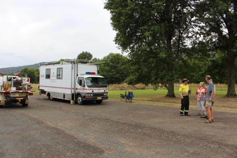 Wir sprechen mit dem Einsatzleiter, da Buschfeuer im Kosciuszko NP