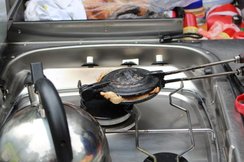 ... in kleinem Pfännchen über die Gasflamme .....