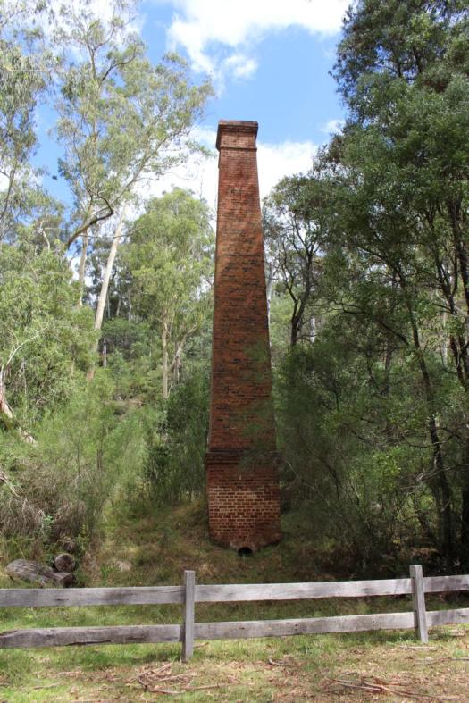 Der Kamin ist ein Relikt des frühen 20sten Jahrhunderts, hier wurde Gold geschürft und geschmolzen, am Howqua River