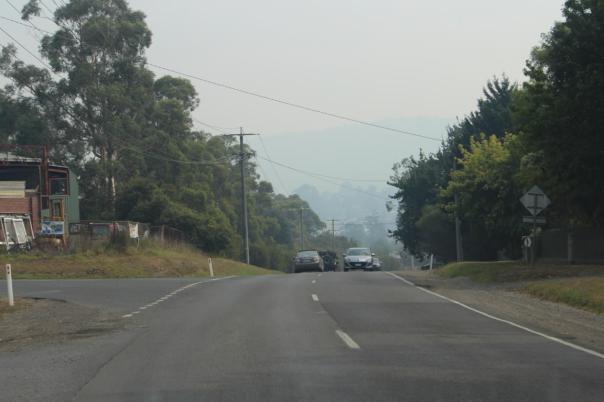 Warburton im Rauch der umliegenden Feuer