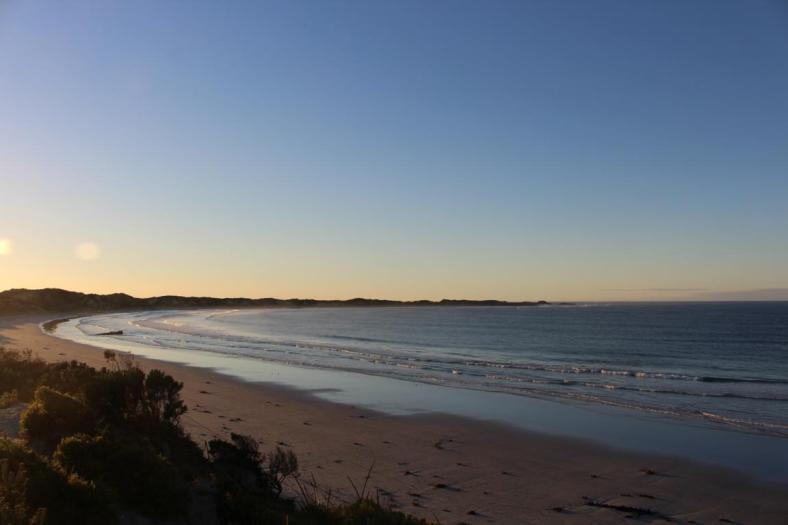Blick vom Cape Banks Lighthouse mit einem alten Schiffswrack am Strand