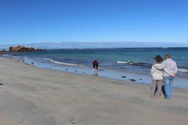 Voytek verstreut einen Teil Margarets Asche am Strand und später vom Schiff ins Meer, Strand Cape Banks Lighthouse