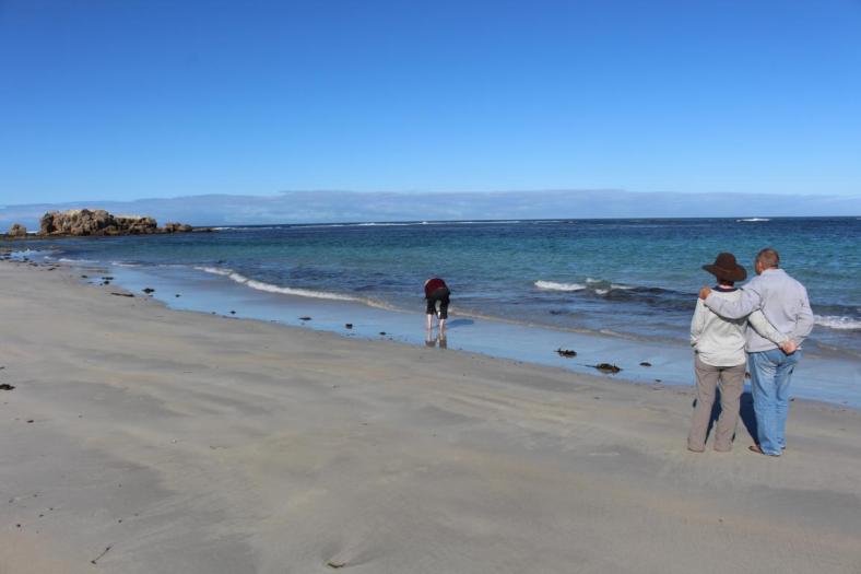 Voytek verstreut einen Teil Margarets Asche am Strand und später vom Schiff ins Meer, Strand Cape Banks Lighthouse