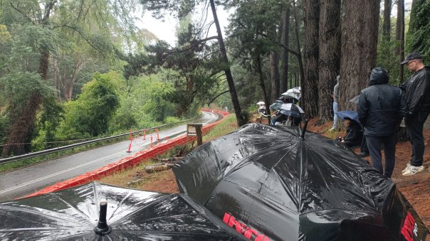 Die Zuschauer kommen trotz dem Regen